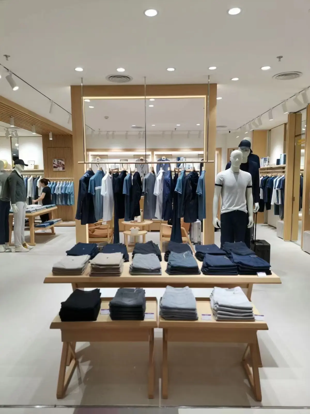 Entrance power wall with mannequins styled head-to-toe