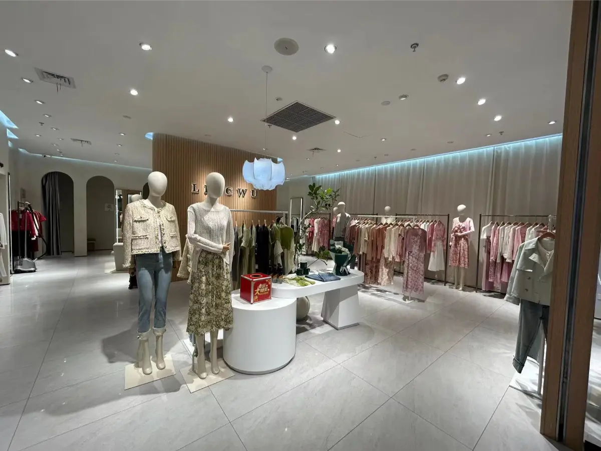 Face-out merchandising with coordinated color flow and clear signage